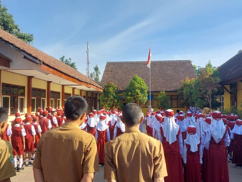 Kegiatan Rutin Upacara Bendera  Senin, 21 April 2025