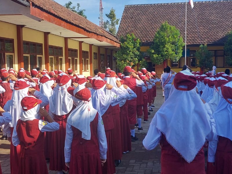 Kegiatan Rutin Upacara Bendera Senin, 5 Mei 2025