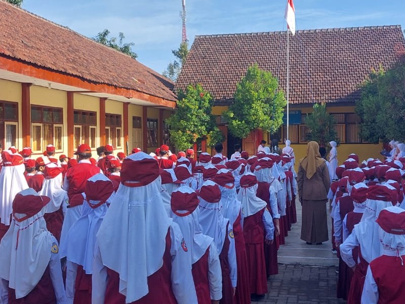 Kegiatan Rutin Upacara Bendera Senin, 19 Mei 2025